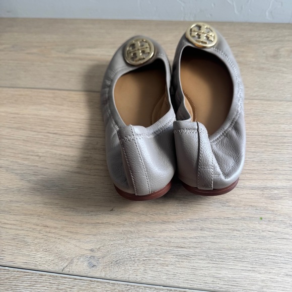 Tory Burch Caroline 2 leather flats in a grey/quarry rock color - Picture 4 of 5
